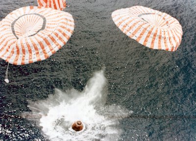 Kapsuła Apollo 15 ląduje bezpiecznie pomimo awarii spadochronu, Mid-Pacific Ocean, 1971. autorstwa NASA Images
