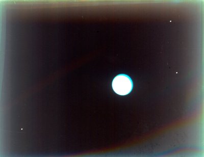 Uran z satelitami Miranda, Ariel i Umbriel, z Voyager 2, 24 stycznia 1986. autorstwa NASA Images