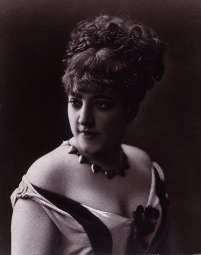 Portret kobiety. Twarz kobiety z dekoltem i naszyjnikiem z zawieszkami w kształcie serc autorstwa studio of Nadar