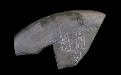 Fragment kamiennej misy z inskrypcją, ok. 3285 pne (rzeźbiony muł) autorstwa Naqada I Period Egyptian