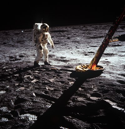 Buzz Aldrin przy nodze Modułu Księżycowego, misja Apollo II, lipiec 1969. autorstwa Neil Armstrong