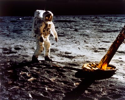 Buzz Aldrin przy nodze Modułu Księżycowego, misja Apollo II, lipiec 1969. autorstwa Neil Armstrong