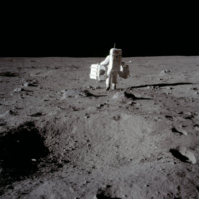 Buzz Aldrin przeprowadza eksperyment na powierzchni Księżyca, misja Apollo II, lipiec 1969. autorstwa Neil Armstrong