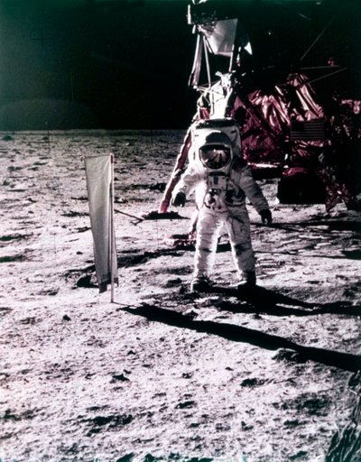 Buzz Aldrin umieszcza kolektor wiatru słonecznego na powierzchni Księżyca, misja Apollo 11, lipiec 1969. autorstwa Neil Armstrong