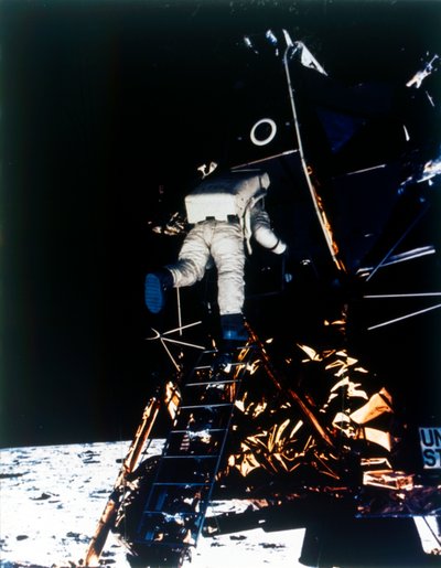 Buzz Aldrin schodzi z modułu księżycowego, misja Apollo II, lipiec 1969. autorstwa Neil Armstrong