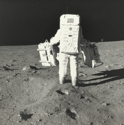 Buzz Aldrin na Księżycu z komponentami pakietu wczesnych eksperymentów naukowych Apollo, 1969. autorstwa Neil Armstrong