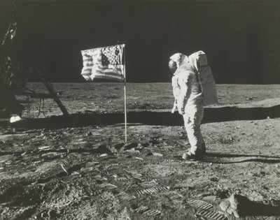 Buzz Aldrin na Księżycu z amerykańską flagą, 1969. autorstwa Neil Armstrong
