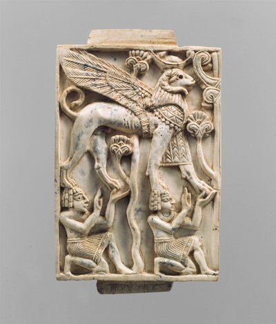 Plakietka meblowa wyrzeźbiona w reliefie ze sfinksem z głową barana, ok. IX–VIII w. p.n.e. (kość słoniowa) autorstwa Neo Assyrian