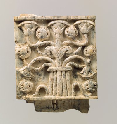 Wyrzeźbiona w reliefie tablica meblowa ze stylizowanym drzewem, ok. VIII–VII w. p.n.e. (kość słoniowa) autorstwa Neo Assyrian