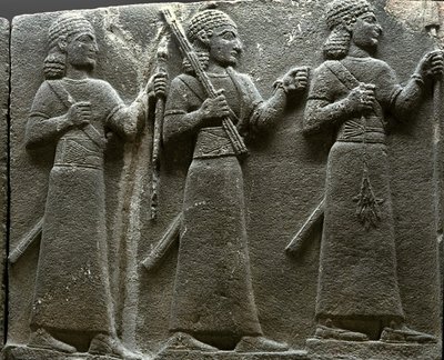 Relief przedstawiający hetyckich urzędników sądowych, z kamienia tureckiego autorstwa Neo Hittite
