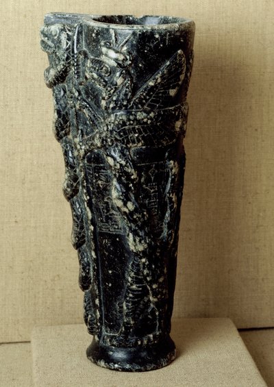 Cywilizacja sumeryjska: steatytowa waza do libacji księcia Gudei (2141-2122 p.n.e.). Jest ozdobiony smokami i wężami. Ciemny. 23 cm Paryż, Musee du Louvre autorstwa Neo Sumerian Neo Sumerian