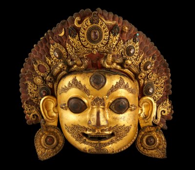 Głowa Bhairawy, ok. XVI w. (malowana złocona miedź i kryształ górski) autorstwa Nepalese School