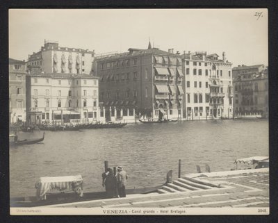 Na zewnątrz hotelu Bretagne w Wenecji? Wenecja - Canal Grande - Hotel Brittany (tytuł na obiekcie) autorstwa Neue Photographische Gesellschaft