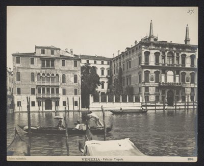 Na zewnątrz palazzo w Wenecji Wenecja - Palazzo Tiepolo (tytuł na obiekcie) autorstwa Neue Photographische Gesellschaft