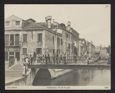 Widok na Rio dei Tre Ponti w Wenecji Wenecja - Rio dei tre ponti (tytuł na obiekcie) autorstwa Neue Photographische Gesellschaft