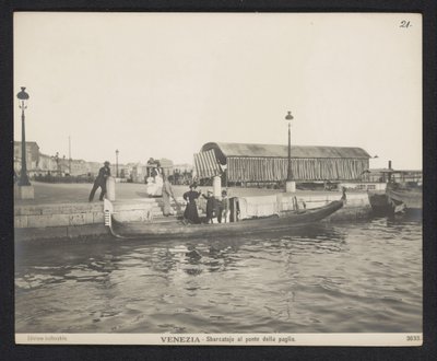 Gondola wzdłuż molo przy Ponte della Paglia w Wenecji Wenecja - Sbarcatojo al ponte della paglia (tytuł na obiekcie) autorstwa Neue Photographische Gesellschaft