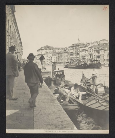 Gondole wzdłuż Canale Grande w Wenecji Wenecja - Sul canal grande (tytuł na obiekcie) autorstwa Neue Photographische Gesellschaft