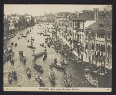 Gondole na Canale Grande w Wenecji Wenecja. Canal grande colle regate - Panorama (tytuł na obiekcie) autorstwa Neue Photographische Gesellschaft