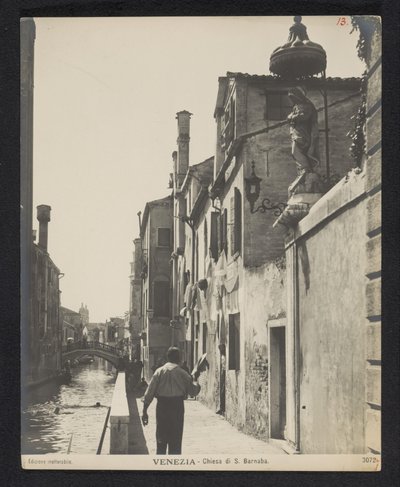 Kade langs de Chiesa di San Barnaba te Venetië Wenecja - Kościół S. Barnaba (tytuł na obiekcie) autorstwa Neue Photographische Gesellschaft