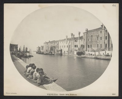 Dzieci na nabrzeżu nad kanałem w Wenecji Wenecja - Canale della Giudecca (tytuł na obiekcie) autorstwa Neue Photographische Gesellschaft