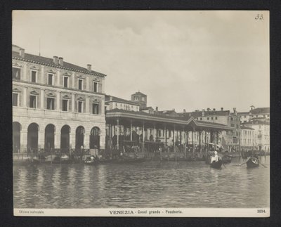 Zadaszony targ rybny w Wenecji Wenecja - Canal Grande - Pescheria (tytuł na obiekcie) autorstwa Neue Photographische Gesellschaft