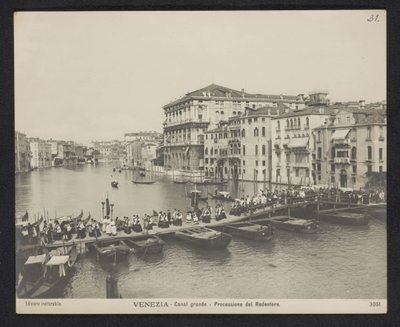 Procesja przez most pontonowy na Canale Grande w Wenecji podczas Festa del Redentore Wenecja - Canal Grande - Processione del Redentore (tytuł na obiekcie) autorstwa Neue Photographische Gesellschaft