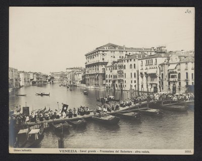 Procesja przez most pontonowy na Canale Grande w Wenecji podczas Festa del Redentore Wenecja - Canal Grande - Processione del Redentore - altra veduta (tytuł na obiekcie) autorstwa Neue Photographische Gesellschaft