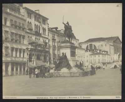 Riva degli Schiavoni te Venetië, met een ruiter standbeeld van Victor Emmanuel II van Italië Wenecja - Riva degli Schiavoni i pomnik. V. Emanuele (tytuł na obiekcie) autorstwa Neue Photographische Gesellschaft