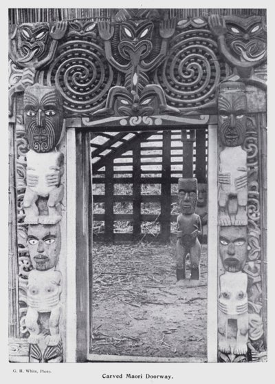 New Plymouth, Nowa Zelandia: Rzeźbione drzwi Maorysów (zdjęcie czarno-białe) autorstwa New Zealand Photographer