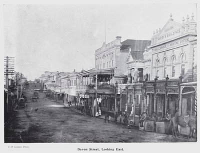 New Plymouth, Nowa Zelandia: Devon Street, Looking East (zdjęcie czarno-białe) autorstwa New Zealand Photographer