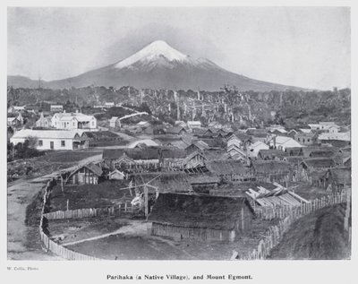 New Plymouth, Nowa Zelandia: Parihaka, tubylcza wioska i góra Egmont (zdjęcie czarno-białe) autorstwa New Zealand Photographer