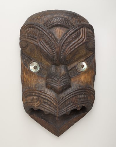 Maska szczytowa (Koruru) z Gisborne, Wyspa Północna, ok. 1860 (drewno i muszla paua) autorstwa New Zealand School