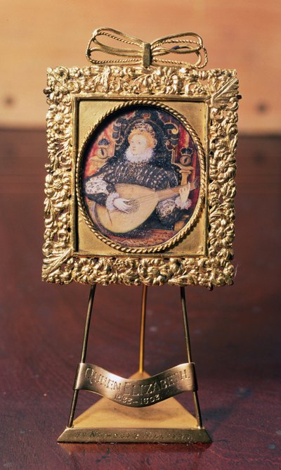 Królowa Elżbieta I grająca na lutni (miniatura zawierająca mosiężny stojak) (zobacz także 75751) autorstwa Nicholas Hilliard