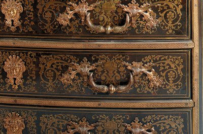 Detal komody Ludwika XIV (ormolu, mosiądz, szylkret i hebanowy boulle) (patrz także 486114-19) autorstwa Nicholas Sageot
