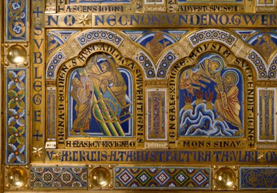 Ołtarz Verdun wykonany w złocie i enamaille przez Nicolasa de Verdun (ok. 1130/50-1205): sceny ze Starego i Nowego Testamentu: szczegół przedstawiający Wniebowstąpienie Eliasza i Mojżesza otrzymującego Tablice Prawa. XII-wieczny Klosterneuburg Wiedeń, Aust autorstwa Nicholas of Verdun