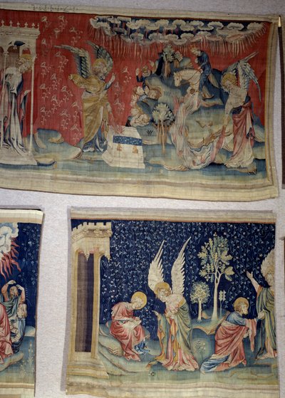 Powieszenie Objawienia (1373-1383), nr. 61: piąty anioł wylał swoją butelkę na tronie Bete, szósty pusty nad Eufratem. Poniżej rz. 70, towarzysz służby dyktuje św. Janowi i radzi mu, aby czcił Boga, a nie jego. Gobelin autorstwa Ni autorstwa Nicolas Bataille