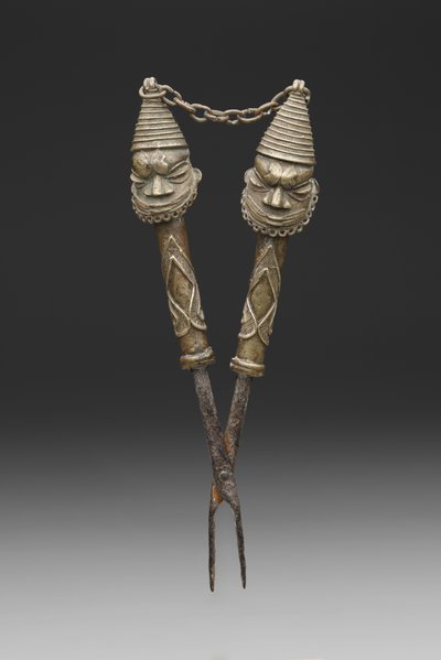 Figurowane szczypce do rytuałów Oshugbo Society (odlew ze stopu miedzi i żelaza) autorstwa Nigerian Nigerian
