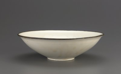 Miska Ding ware z naciętą dekoracją lotosu, prowincja Hebei, XI-początek XII w. (ceramika) autorstwa Northern Song Dynasty Chinese School