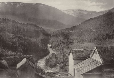 Patrząc na wschód od hotelu Stalheim (zdjęcie czarno-białe) autorstwa Norwegian Photographer