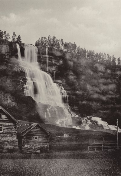 Tvindefos (zdjęcie czarno-białe) autorstwa Norwegian Photographer