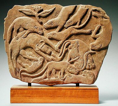 Płaskorzeźba przedstawiająca psy powalające krowę, IV-V w. (piaskowiec) autorstwa Nubian Nubian