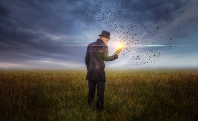Człowiek z magiczną księgą autorstwa Nuno Araujo
