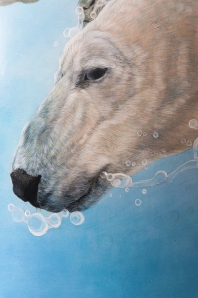Balet niedźwiedzia polarnego, detal, 2012 (akryl na jajku rzeźbionym z włókna szklanego) autorstwa Odile Kidd