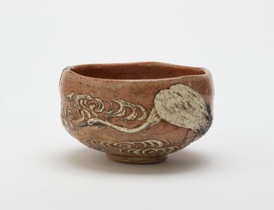 Miseczka do herbaty w stylu Kenzan z motywem żurawia i płynącej wody, koniec XIX wieku (czerwona glina, biały poślizg, pigment żelazowy pod bezbarwną glazurą ołowiową) autorstwa Ogata (style of) Kenzan