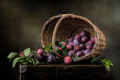 Martwa natura z ciemnymi śliwkami autorstwa Olga Aleksandrovna