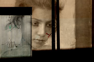 Portret na ścianie, 2019 (cyfrowe media mieszane) autorstwa Olivia Gozzano