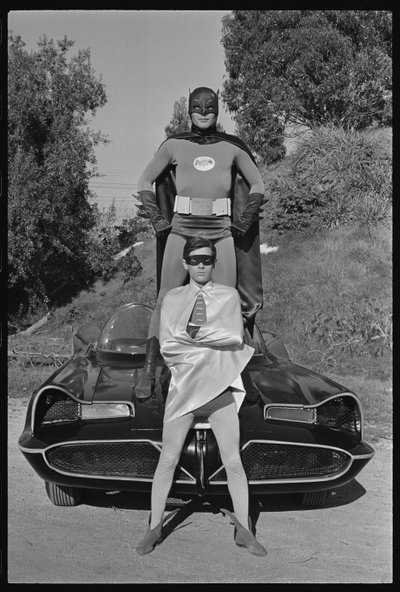 Batman, Robin i Batmobil na planie serialu „Batman” autorstwa Orlando Suero