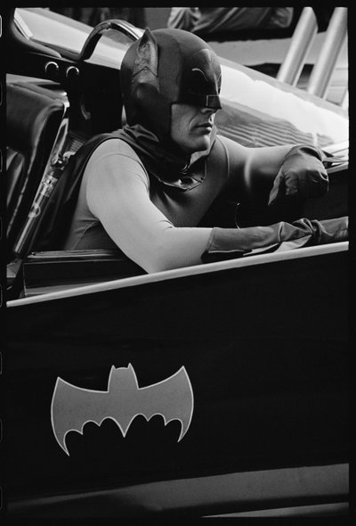 Batman na planie serialu "Batman" autorstwa Orlando Suero