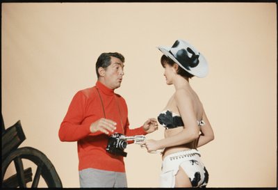 Dean Martin jako Matt Helm na planie „The Silencers” autorstwa Orlando Suero
