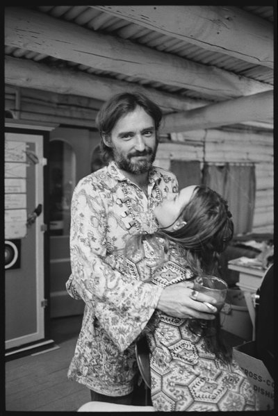 Dennis Hopper i żona Michelle Phillips w domu w Nowym Meksyku autorstwa Orlando Suero